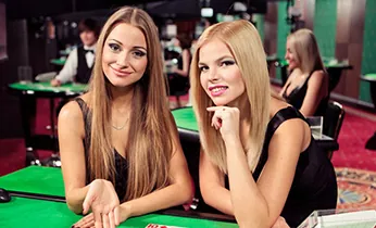 Màn hình điện thoại hiển thị ứng dụng 39bet8 với mã QR để tải xuống